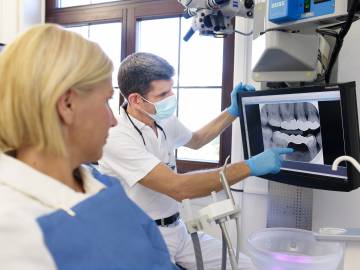 Dr. Groß erklärt anhand eines Röntgenbildes